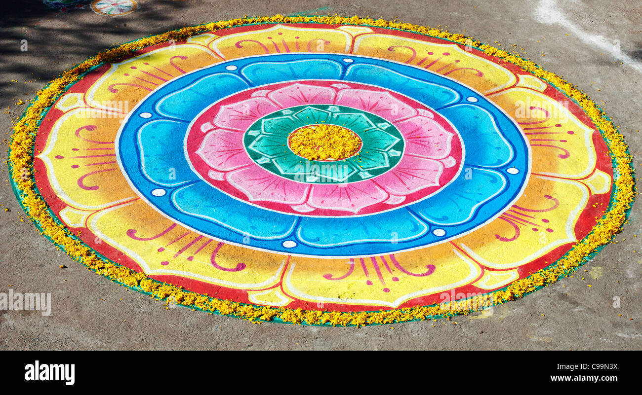 Modèle Lotus indien multicolores peintes sur les rues de Puttaparthi, Andhra Pradesh, Inde Banque D'Images