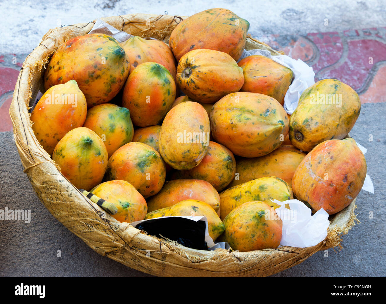La papaye à la vente à un marché indien Banque D'Images