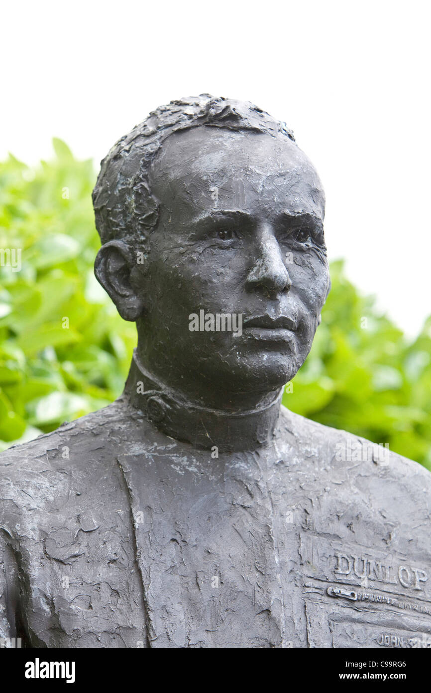 Statue de bronze de John Surtees OBE à Mallory Park, le circuit de course de Leicestershire. Banque D'Images