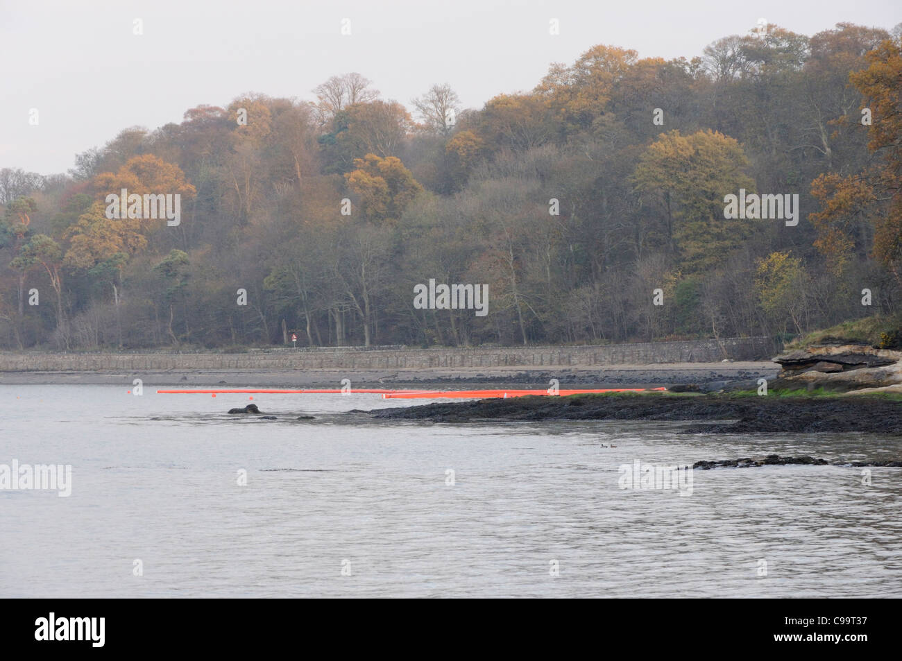 16 novembre 2011. Les rampes sont placés sur le Firth of Forth après un pipeline appartenant à des effluents d'une fuite BP près de l'estran. Banque D'Images