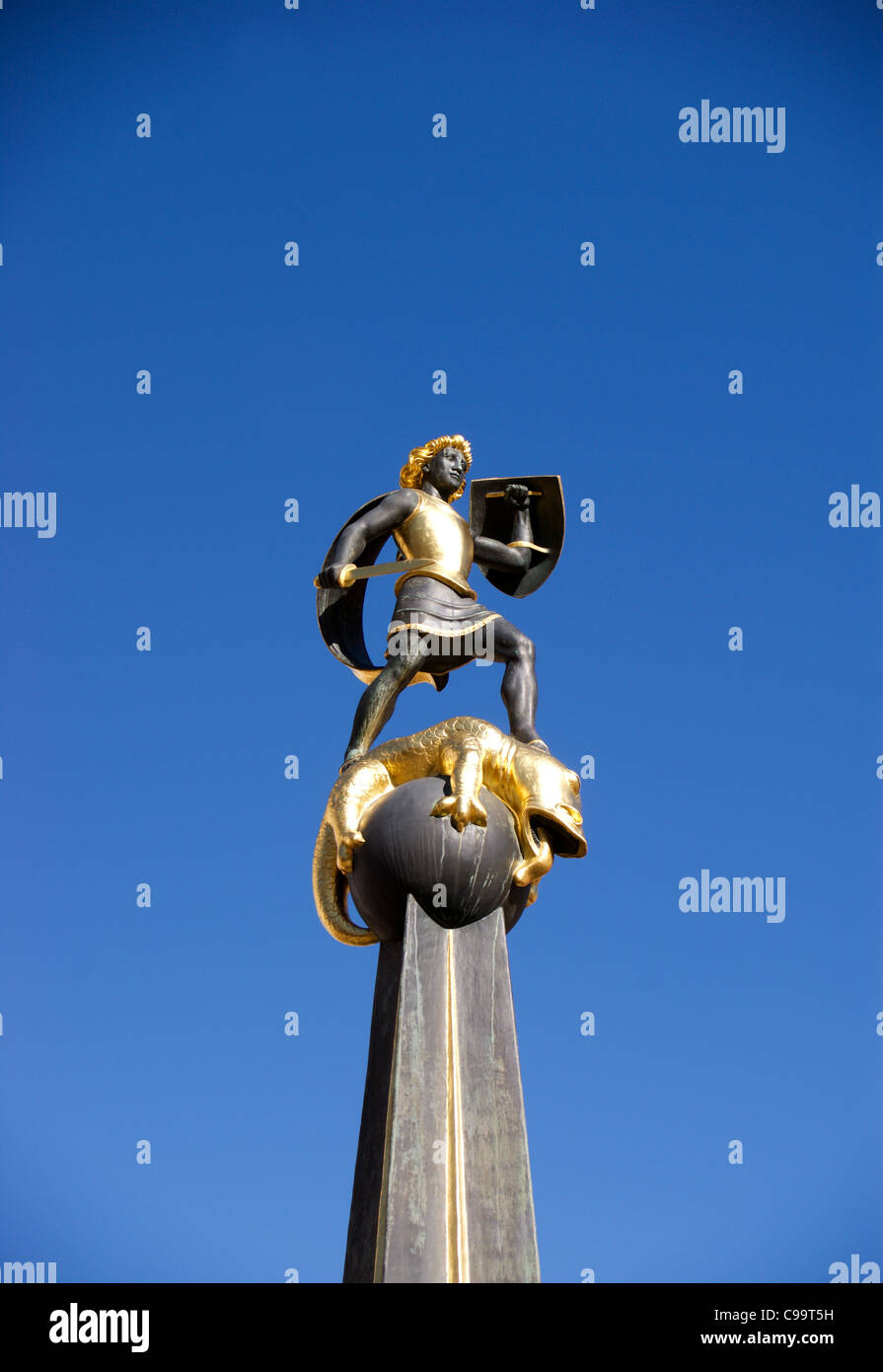 Symbole de Georges terrassant le dragon, Spire, Rhénanie-Palatinat, Allemagne, fleuron de la sculpture sur le dessus de la war memorial Banque D'Images