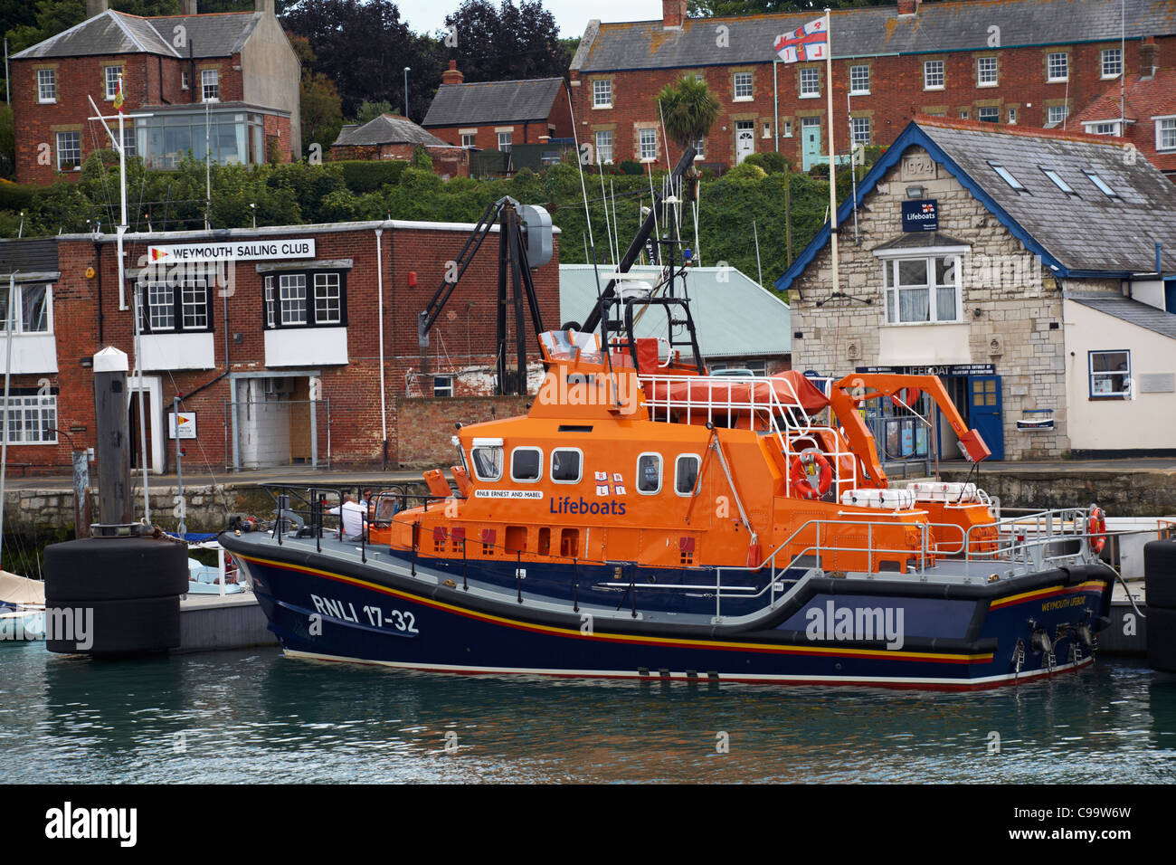 Bateau de sauvetage RNLB Ernest et Mabel avec bateaux de sauvetage et bâtiments Weymouth Sailing Club en arrière-plan à Weymouth, Dorset Royaume-Uni en juillet Banque D'Images