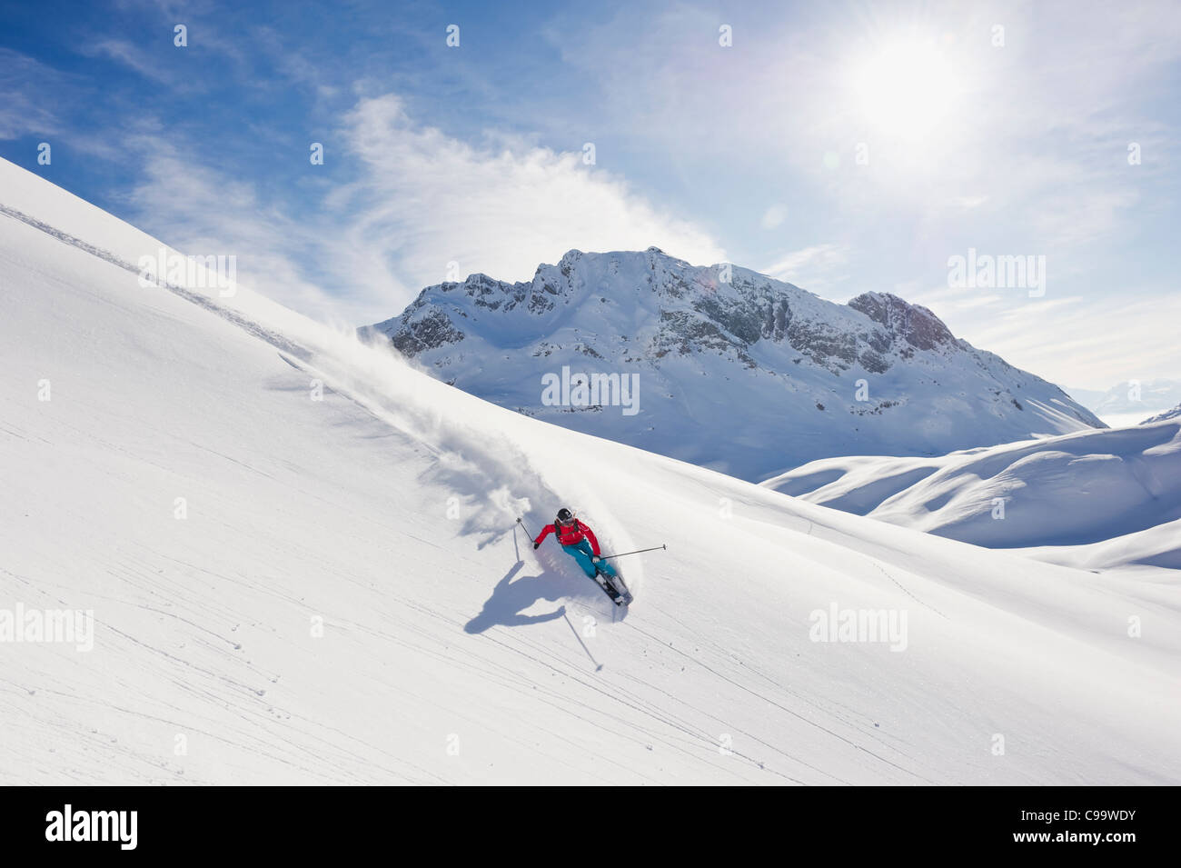 L'Autriche, Zurs, Lech, jeune femme faisant du ski alpin à l'Arlberg mountain Banque D'Images