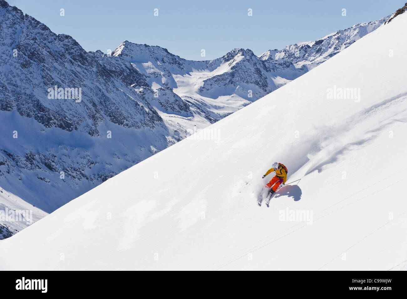 L'Autriche, jeune femme faisant du ski alpin Banque D'Images