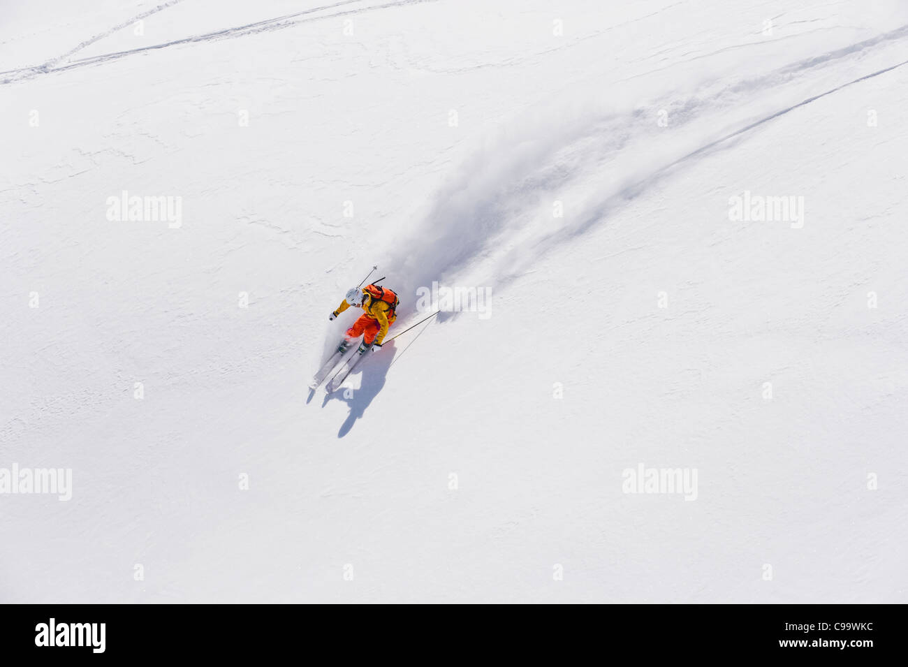 L'Autriche, jeune femme faisant du ski alpin Banque D'Images