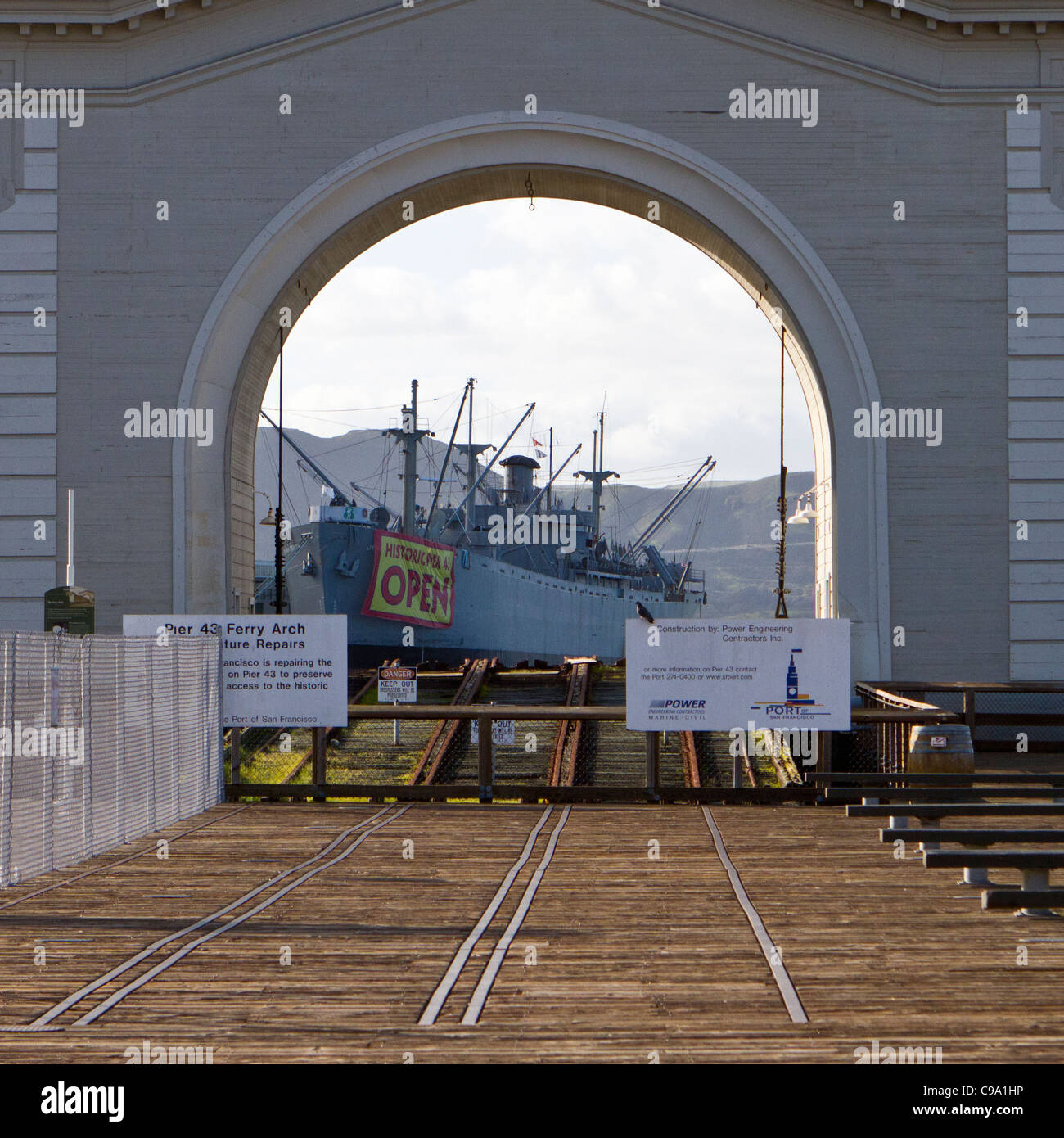 Voir par le Quai 43 Passage de ferry à Fisherman's Wharf, San Francisco avec le SS Jeremiah O'Brien derrière. Banque D'Images