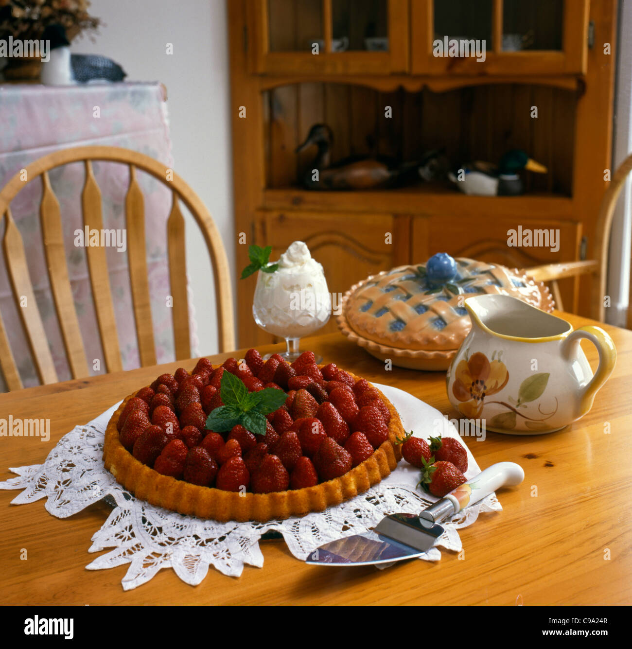 Flan aux fraises gâteau dans une tasse de café avec Stting Table Banque D'Images