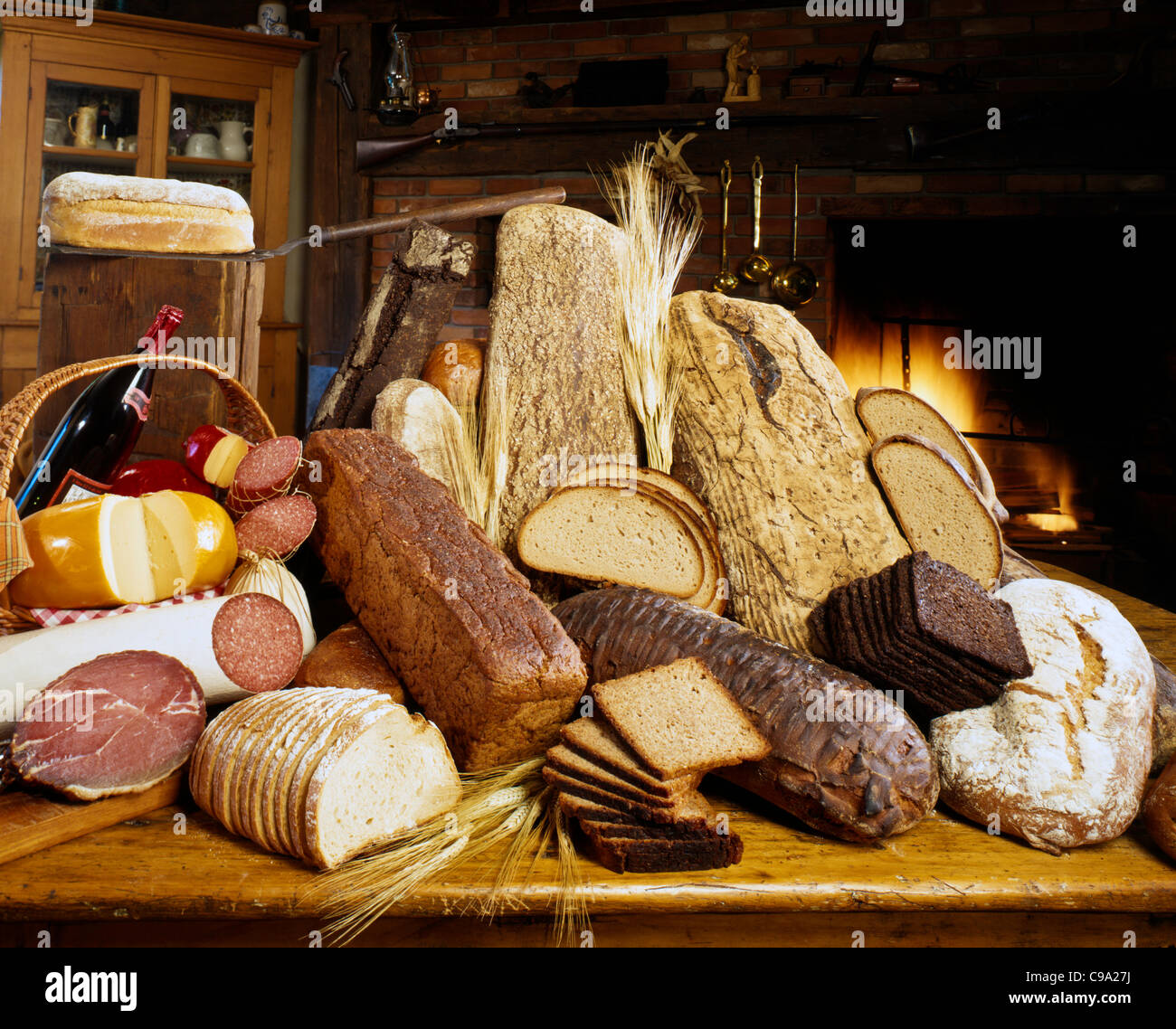 Affichage de l'alimentation de l'Allemand;Pain jambon fromage;;;Salami Sausage;;vin dans une vieille maison de pays par la cheminée Banque D'Images