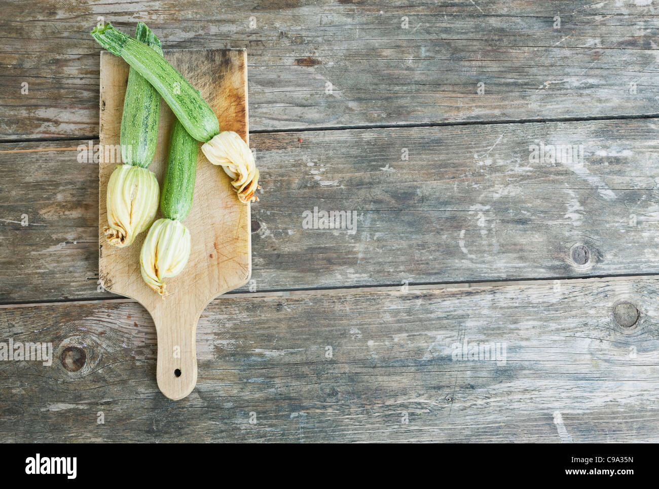 Italie, Toscane, Magliano, avec des fleurs de courgettes on cutting board Banque D'Images