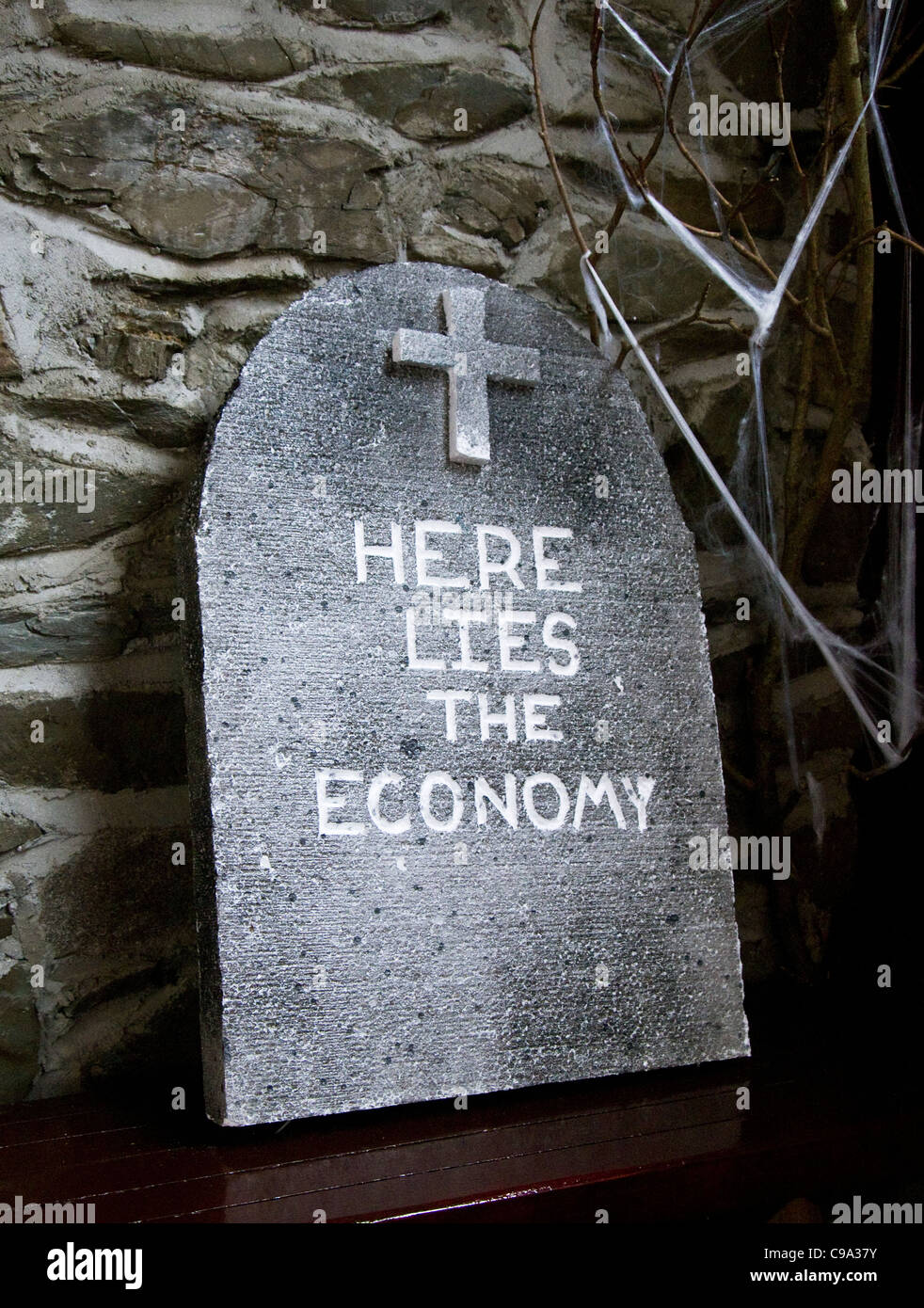 Une maquette dans un tombstone Dublin pub à l'Halloween avec un commentaire sur l'état de l'économie irlandaise (2011) Banque D'Images