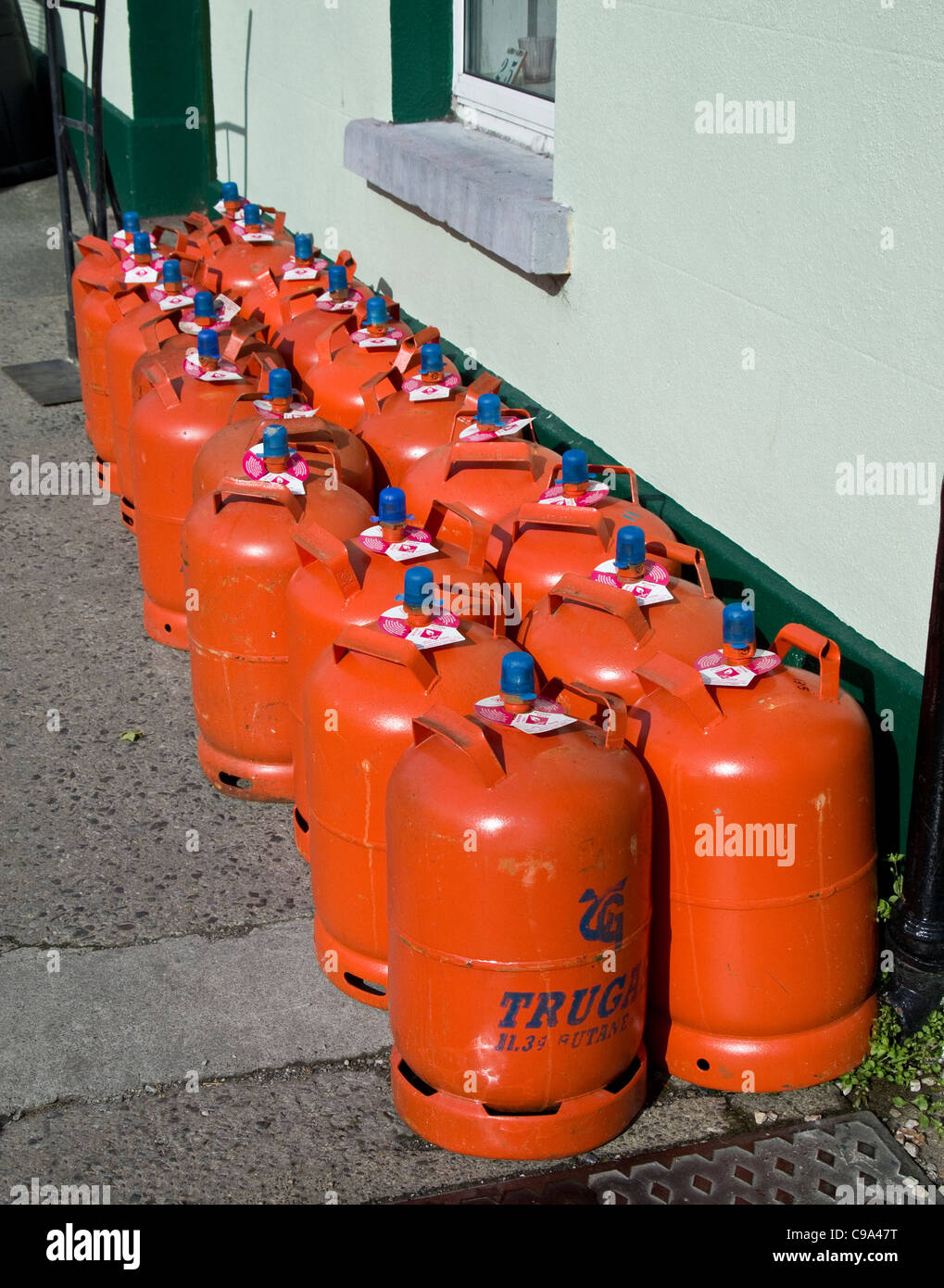 Des bonbonnes de gaz domestique en vente à l'extérieur d'un magasin de matériel à Skerries, comté de Dublin, Irlande Banque D'Images