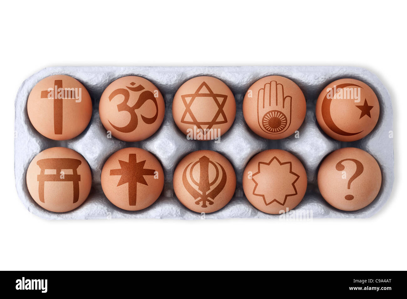 Oeufs en boîte avec différents symboles de religions mondiales imprimé sur neuf et une avec un point d'interrogation. Fond blanc, Décoration Banque D'Images
