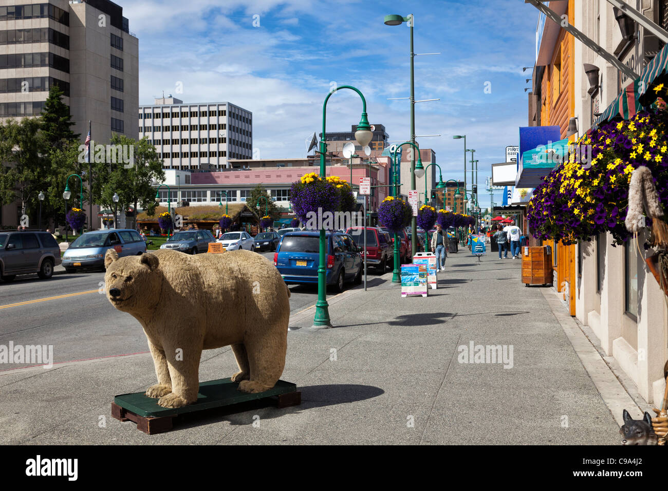L'ours en peluche pour attirer les touristes sur la rue du centre-ville d'Anchorage, Alaska Banque D'Images