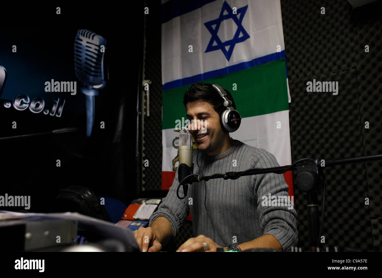 Rani Amrani, un diffuseur juif persan israélien à l'antenne de Radio, a dirigé une station de radio iranienne d'Israël dans la ville d'Or Yehuda près de tel Aviv le 18 novembre 2011. Radio RAN transmet des émissions de radio quotidiennes en farsi sur Internet et organise un talk-show quotidien qui attire des appelants persans du monde entier, y compris d'Iran. Banque D'Images