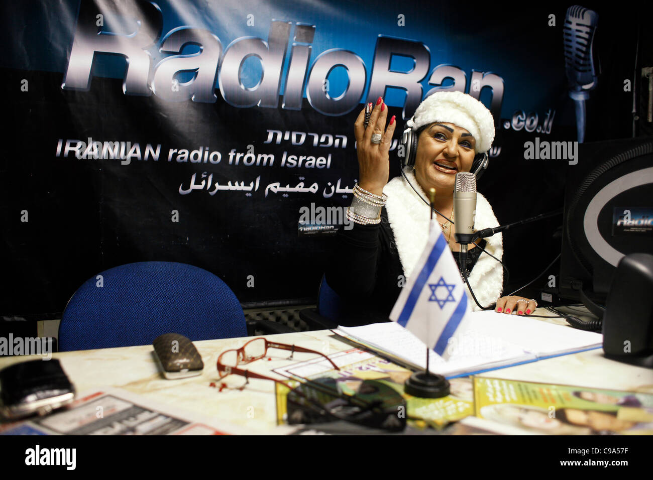 Shahnaz Tehrani, une ancienne actrice iranienne diffusant en direct sur Radio, dirigeait une station de radio iranienne israélienne dans la ville d'Or Yehuda près de tel Aviv le 18 novembre 2011. Radio RAN transmet des émissions de radio quotidiennes en farsi sur Internet et organise un talk-show quotidien qui attire des appelants persans du monde entier, y compris d'Iran. Banque D'Images