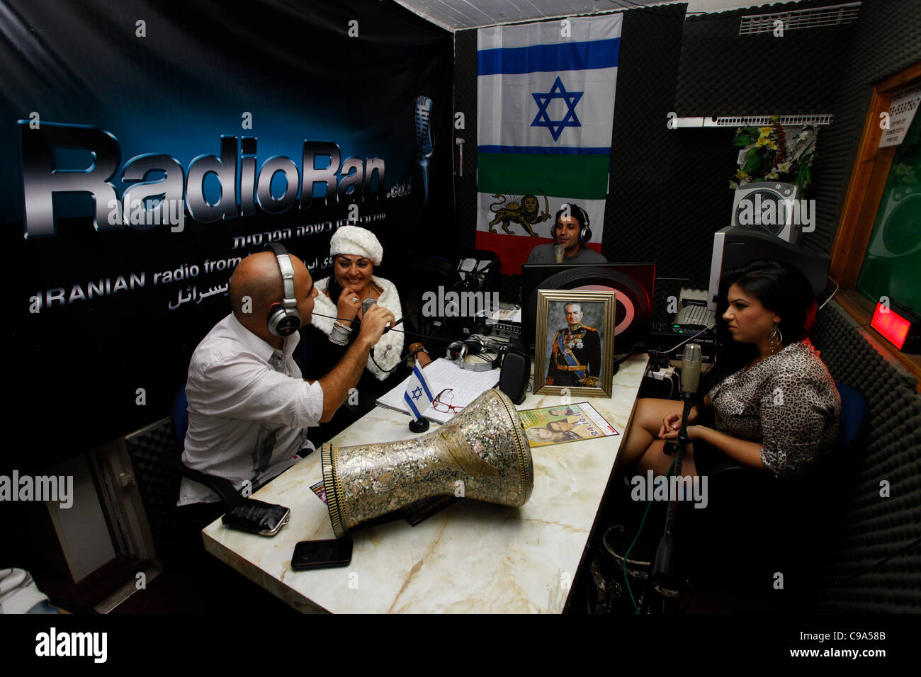 Rani Amrani (au centre), un diffuseur juif persan israélien, et Shahnaz Tehrani, une ancienne actrice iranienne accueillant Yaniv Cohen, un musicien israélien et son groupe musical à Radio, dirigeaient une station de radio iranienne d'Israël dans la ville d'Or Yehuda près de tel Aviv le 18 novembre 2011. Radio RAN transmet des émissions de radio quotidiennes en farsi sur Internet et organise un talk-show quotidien qui attire des appelants persans du monde entier, y compris d'Iran. Banque D'Images