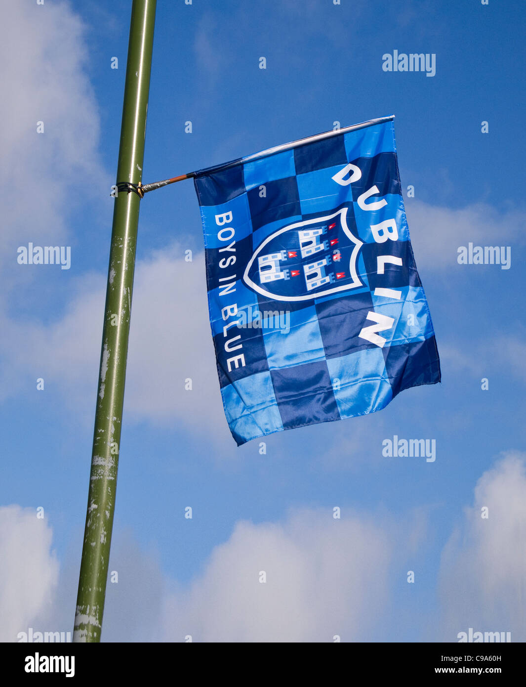 L'équipe de football gaélique du comté de Dublin's flag flying d'un lampadaire à Skerries, Dublin, Irlande. Tous les Champions 2011 (Irlande) Banque D'Images