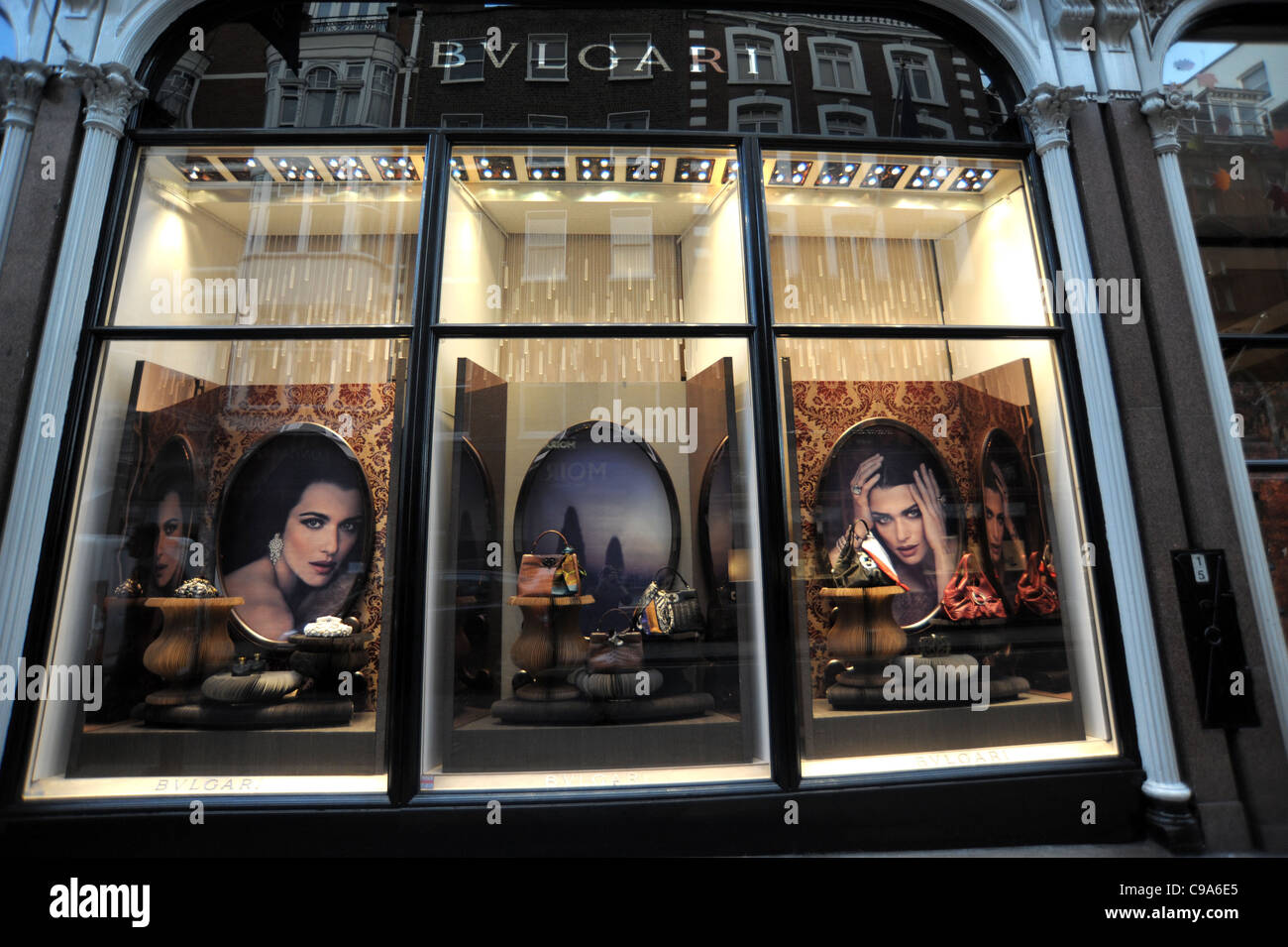 Photo de l'extérieur du magasin Bvlgari sur Bond Street à Londres Angleterre 2011 - Image Pruchnie Auteur Ben 2011 Banque D'Images