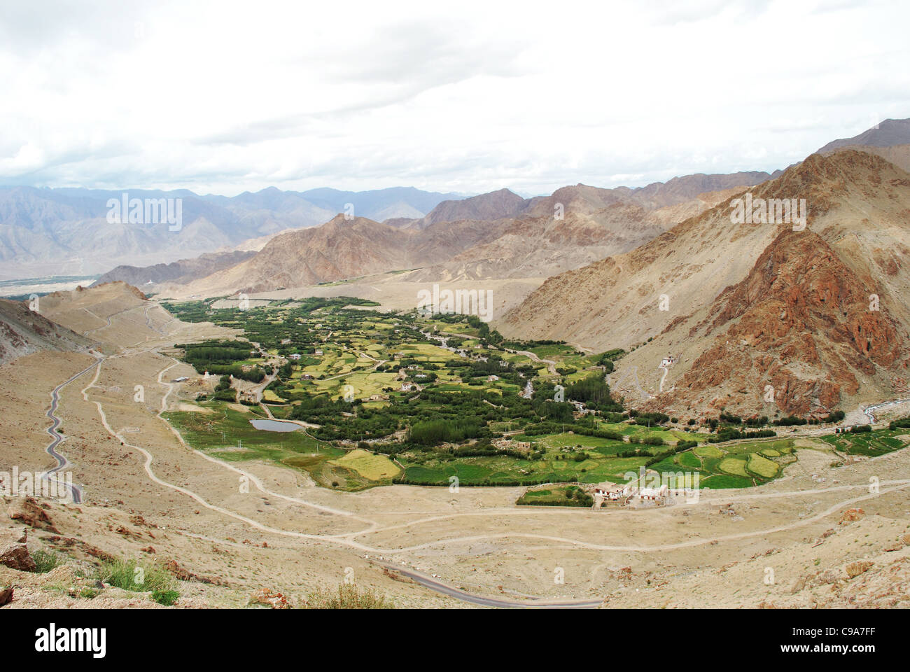 Sur chemin de la vallée de Nubra, quelques routes parallèles sont également considérés. Les fleuves Shyok River rencontre la rivière Nubra ou Siachan pour former un grand val Banque D'Images