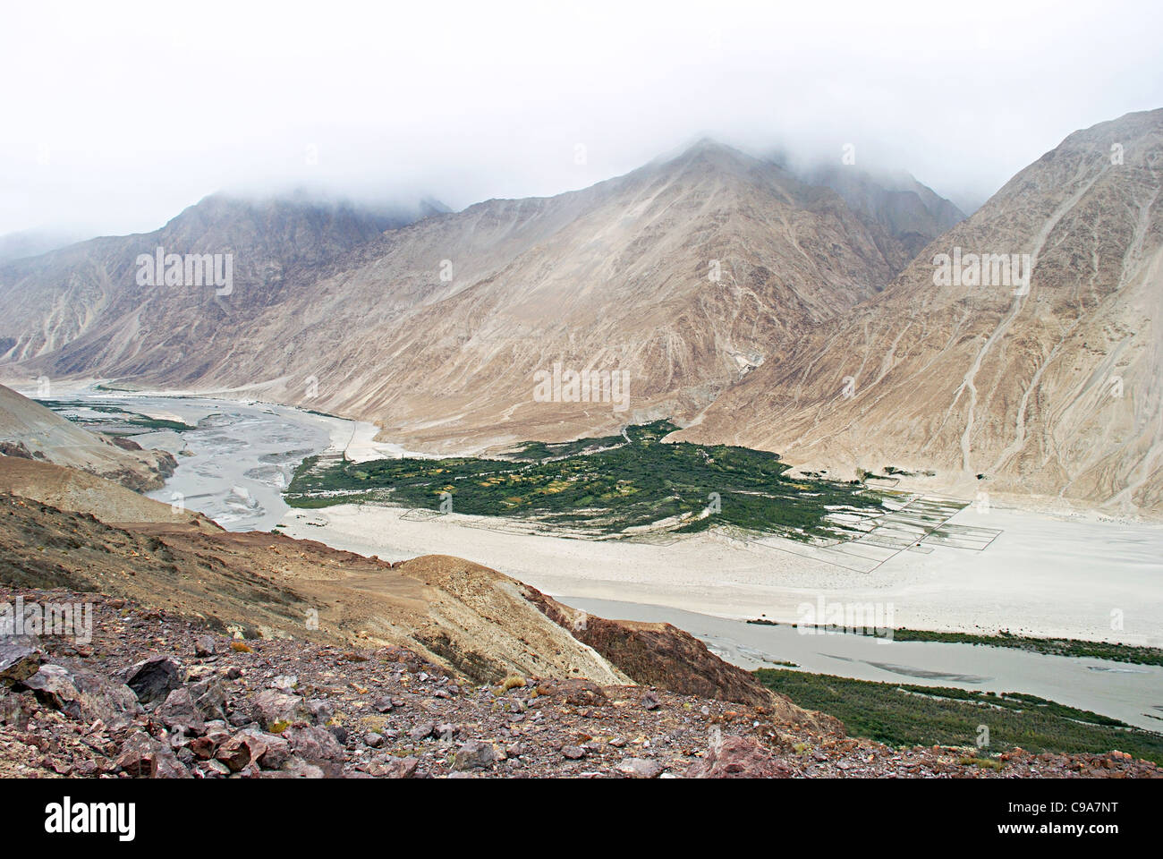 Sur chemin de la vallée de Nubra, quelques routes parallèles sont également considérés. Les fleuves Shyok River rencontre la rivière Nubra ou Siachan pour former un grand val Banque D'Images