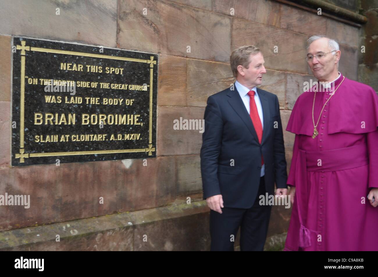 Enda Kenny, Premier ministre irlandais, répond à l'Archevêque Alan Harper, chef de l'Église d'Irlande, à Armagh. 18 Novembre 2011 Banque D'Images