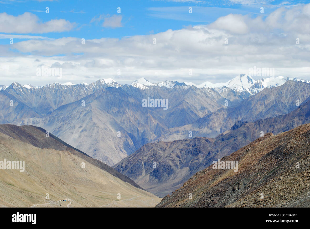 Une vue sur la montagne de l'himalaya recouvert de neige varie de l'Changla col ou Chang La Pass (el. 5 360 m (17 590 ft)) est un haut mountai Banque D'Images