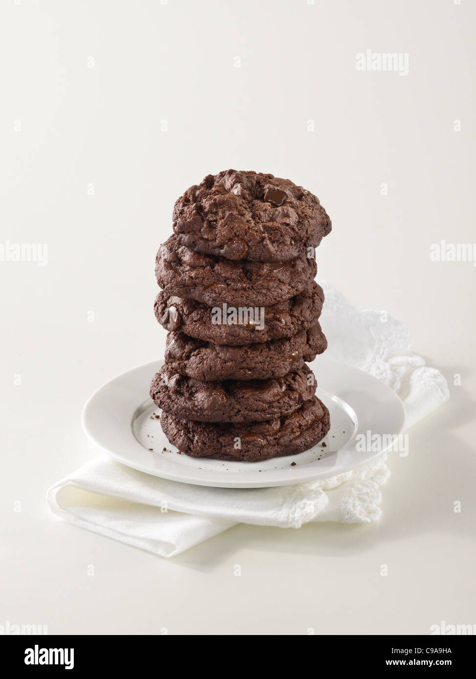 Une grande cheminée de triple gourmet chocolate chip cookies sur une plaque blanche Banque D'Images