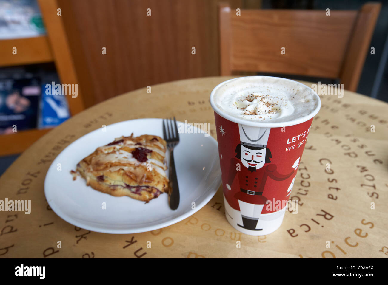 Gingerbread latte Starbucks café de Noël et de saison pâtisserie aux canneberges Banque D'Images