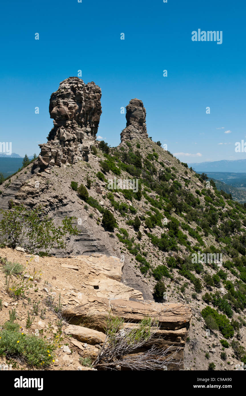 Compagnon et fragments de cheminées de grande maison Pueblo, Chimney Rock Zone Archéologique, Pagosa Springs (Colorado). Banque D'Images