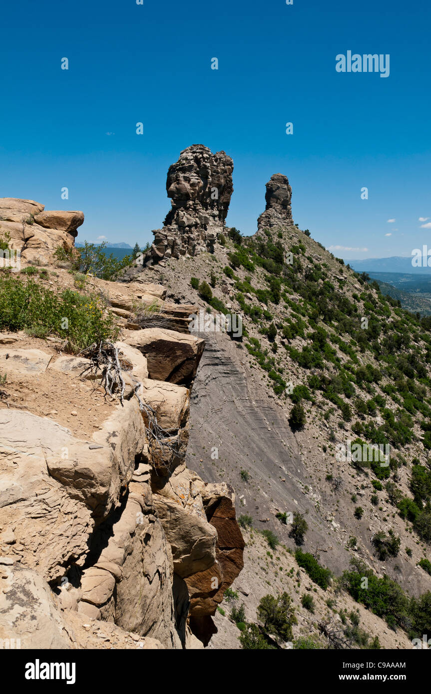 Compagnon et fragments de cheminées de grande maison Pueblo, Chimney Rock Zone Archéologique, Pagosa Springs (Colorado). Banque D'Images