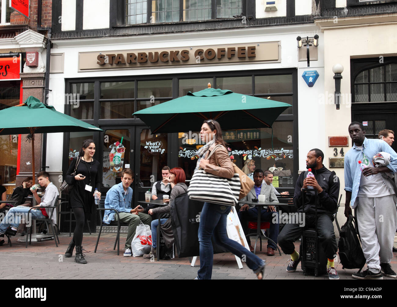 Café Starbucks à Londres, Angleterre, Royaume-Uni Banque D'Images