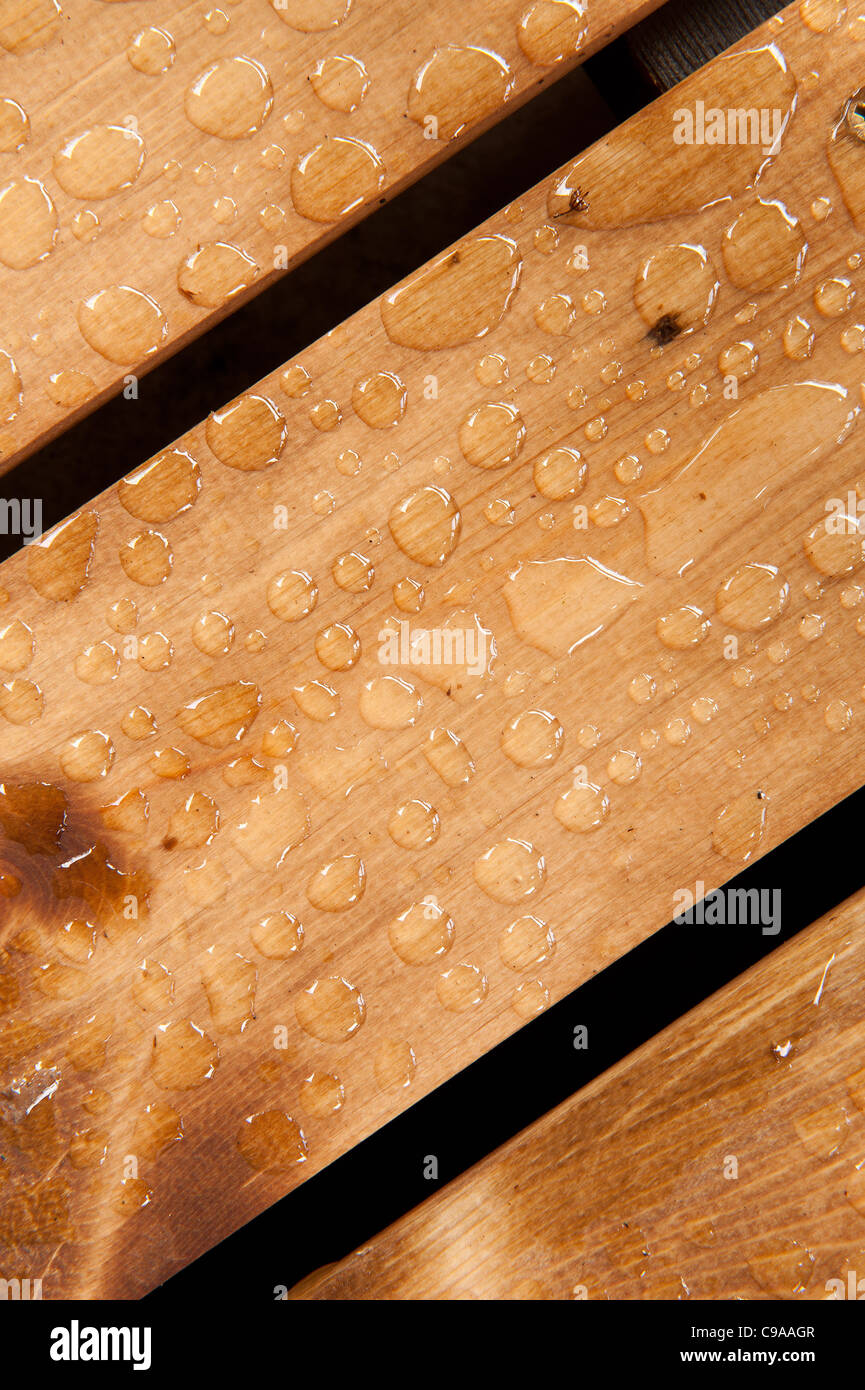 Les gouttelettes d'eau sur le bois le bois, sur la protection de terrasse avec des ingrédients actifs pour prévenir la pourriture Banque D'Images