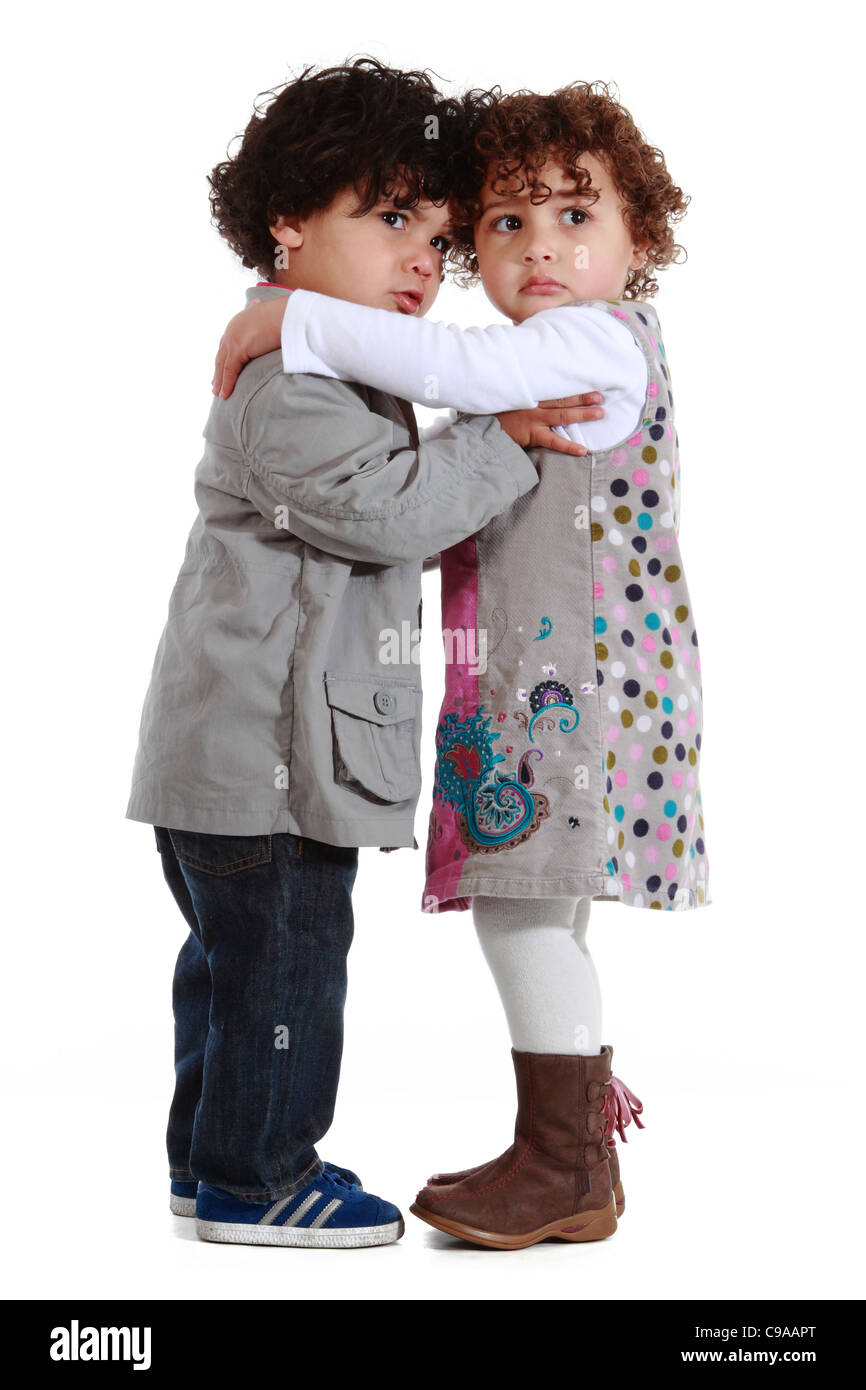 Les tout-petits 2 ans frère sœur découpe des jumeaux Banque D'Images