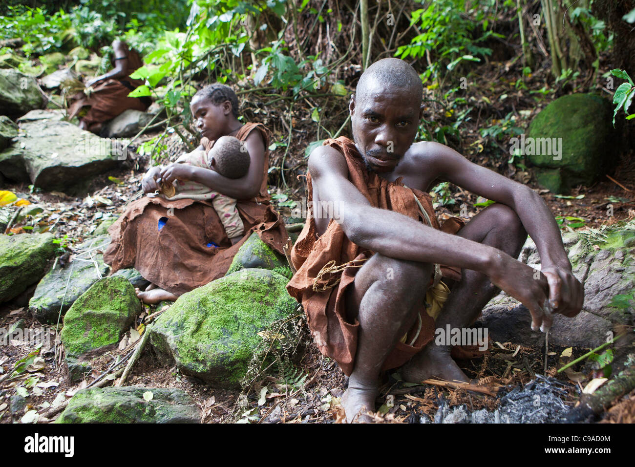 Les gens de Mukuno, village batwa traditionnel de la tribu autochtone de la Forêt impénétrable de Bwindi en Ouganda. Banque D'Images