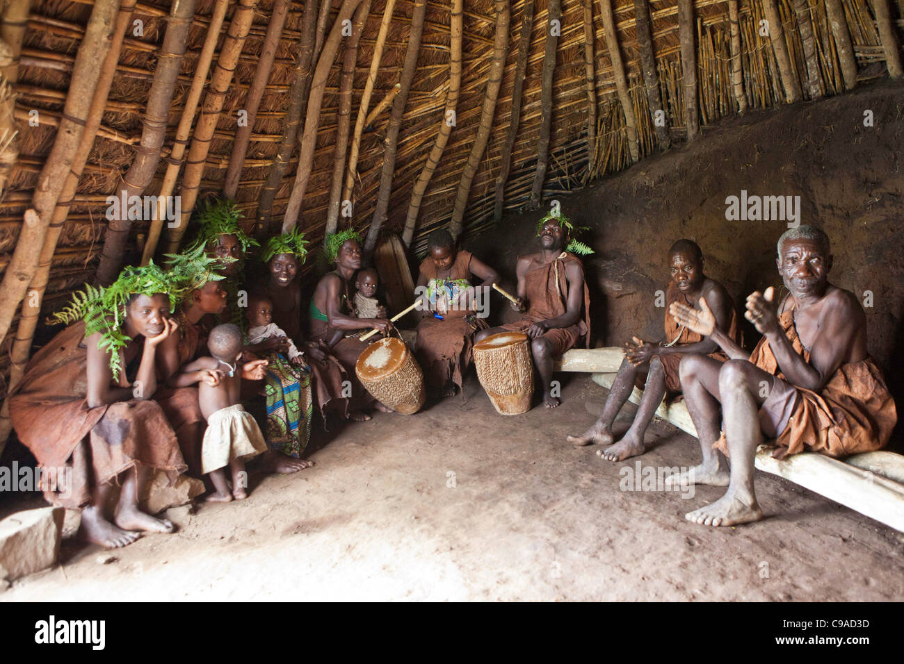 La danse et la musique comme une histoire de Mukuno, village batwa traditionnel de la tribu autochtone de la Forêt impénétrable de Bwindi en Ouganda. Banque D'Images