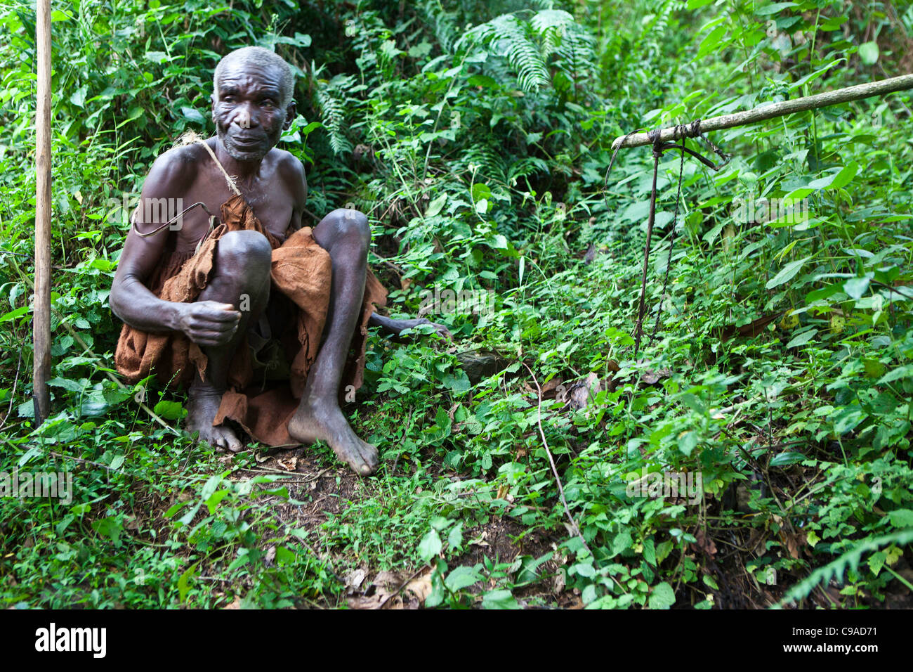 Hunter de Mukuno, village batwa traditionnel de la tribu autochtone de la Forêt impénétrable de Bwindi en Ouganda. Banque D'Images