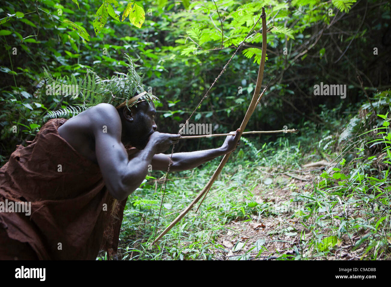 Hunter de Mukuno, village batwa traditionnel de la tribu autochtone de la Forêt impénétrable de Bwindi en Ouganda. Banque D'Images