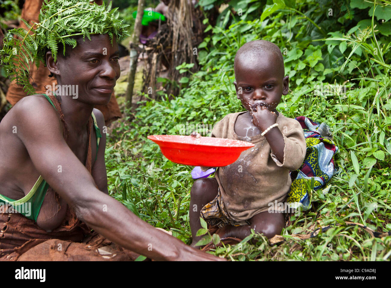 La mère et l'enfant de Mukuno, village batwa traditionnel de la tribu autochtone de la Forêt impénétrable de Bwindi en Ouganda. Banque D'Images