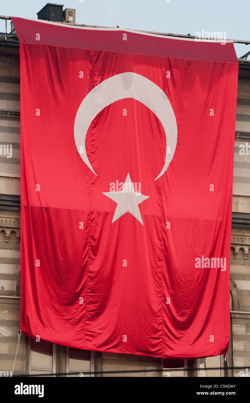 Un grand drapeau turc suspendu à un bâtiment à Istanbul, Turquie. 2011. Banque D'Images