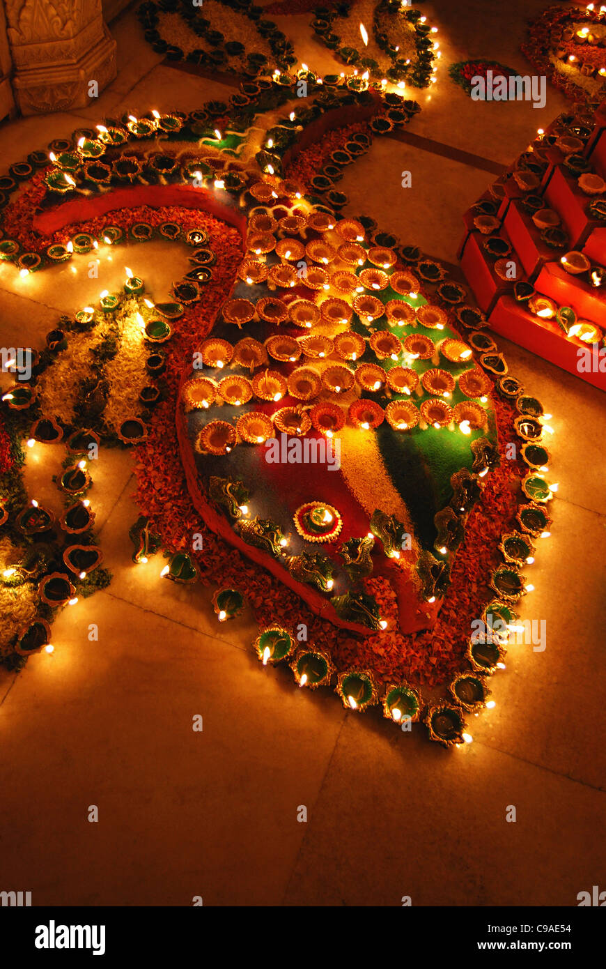 Un dessin fait par lampe en terre à l'occasion de Diwali, la fête de la lumière, de l'Inde Banque D'Images