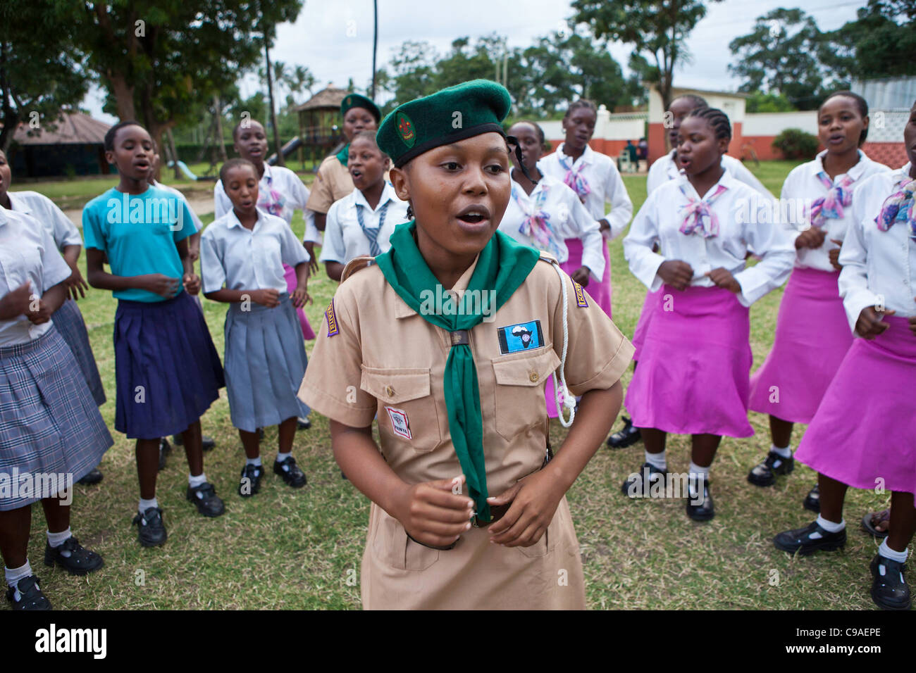 Chorale de l'école au centre du groupe WEMA. Wema est une ONG au Kenya qui offre des programmes de réadaptation pour les enfants des rues. Banque D'Images