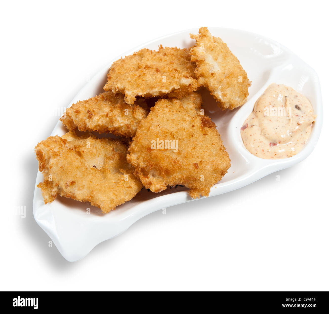 Nuggets de poulet avec la sauce sur l'assiette, isolated on white Banque D'Images