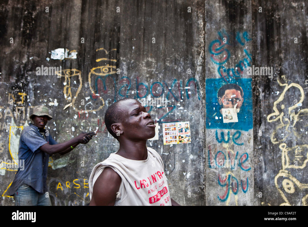 L'un des chefs de gangs de rue chante une chanson pour la bande à base de Mbaraki, dans le centre de Mombasa, au Kenya. Banque D'Images