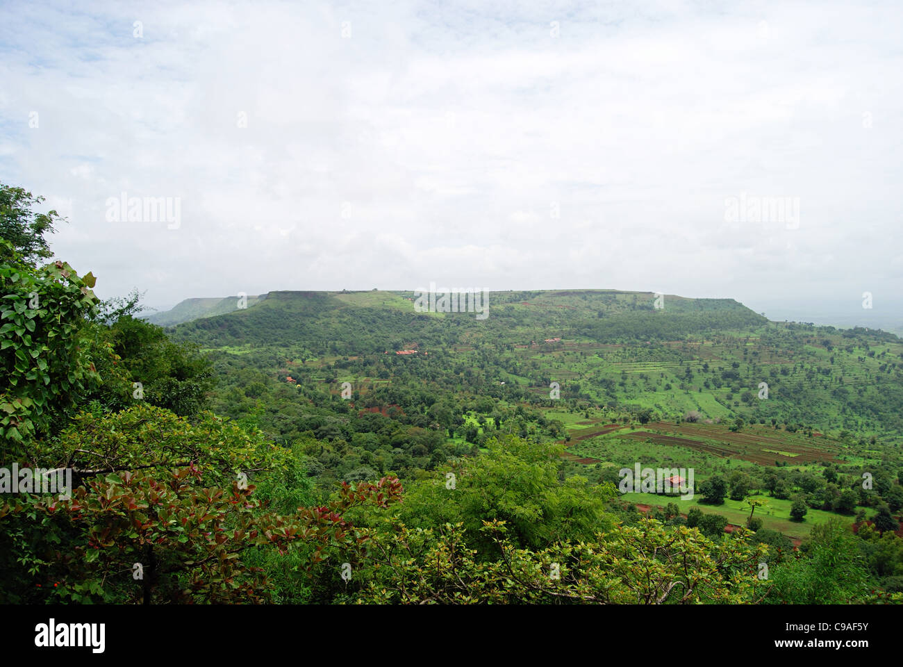 Vue du Bastion avec plateau Pusati Massai au loin, Fort Panhala, Mumbai, Maharashtra, Inde Banque D'Images