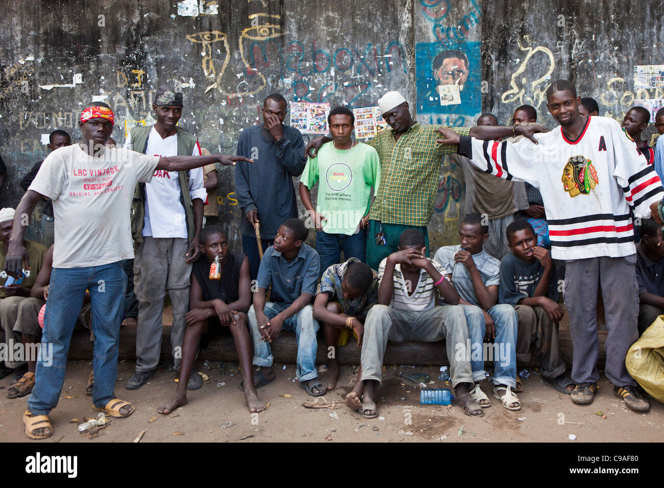 Les chefs de gangs dans le centre de Mombasa, au Kenya. Ils sont le plus grand groupe d'enfants des rues de la ville. Banque D'Images