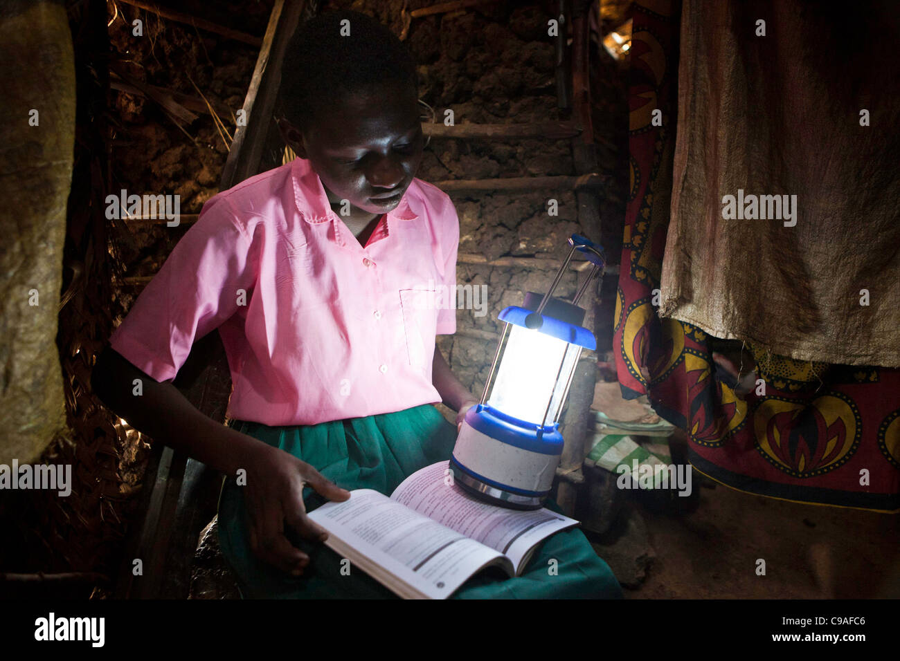 Saumu a une lumière solaire monté dans sa chambre pour l'aider à étudier. Une ONG Wema a fourni environ 100 lumières solaires aux étudiants. Banque D'Images