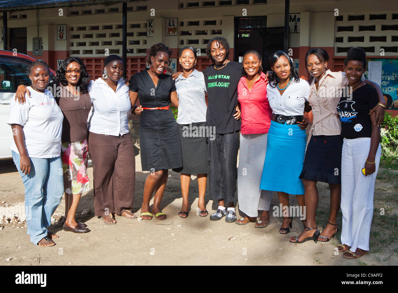 Lucy Yinda, le fondateur de Wema (2e à gauche) et forme un groupe de bénéficiaires à l'extérieur de l'ex centre Wema à Mombassa, au Kenya. Banque D'Images