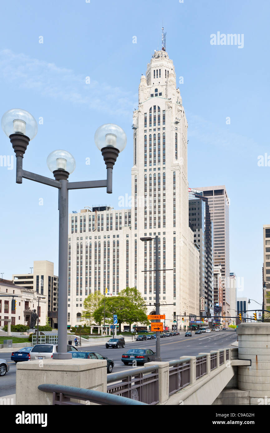 LeVeque Tower et de trafic sur la rue Broad à Columbus, Ohio. Banque D'Images