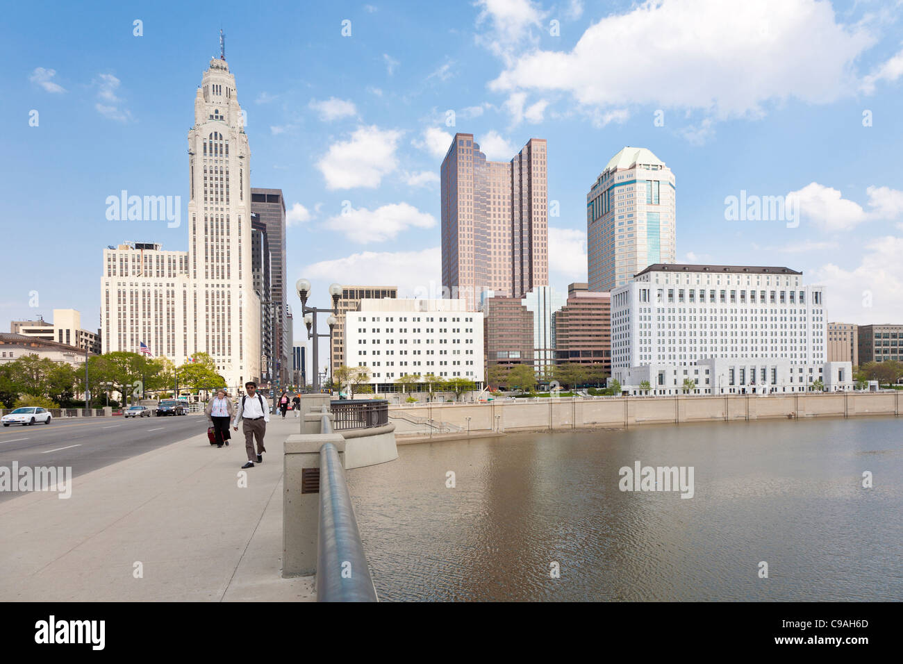 Paysage urbain du centre-ville de Columbus, Ohio comme vu du pied de large rue pont à travers la rivière Scioto. Banque D'Images