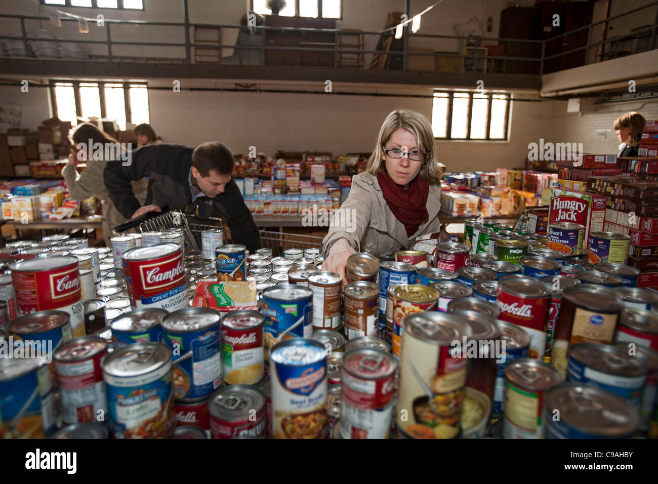 Pontiac, Michigan - Les bénévoles trier fait don de nourriture qui sera distribué aux familles à faible revenu de l'action de grâce. La distribution alimentaire annuelle est organisée par phare de comté d'Oakland, une agence des services sociaux. Banque D'Images